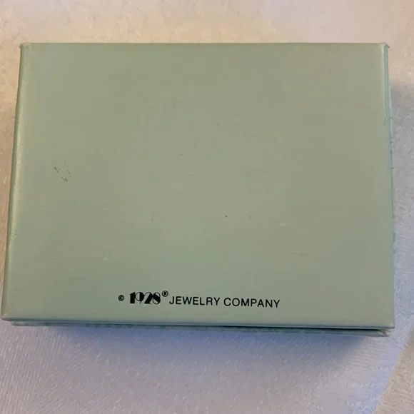 1928 Jewelry Necklace Fine Chain & Pale Porcelain Rose; 15” with original box - Picture 12 of 12